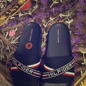 Women Tommy Hilfiger sliders.